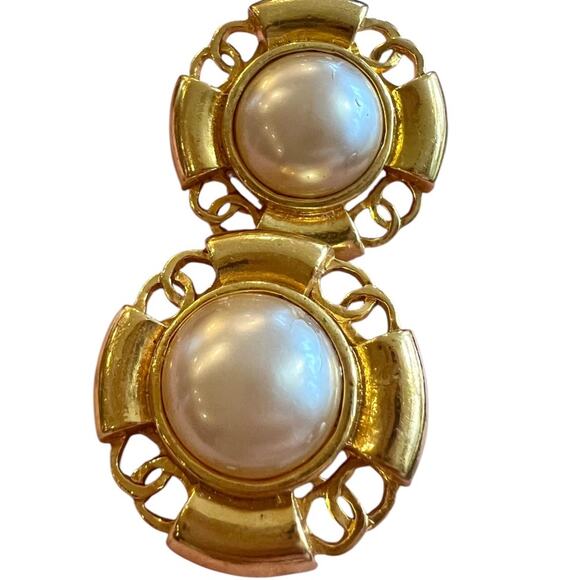 CHANEL Vintage CC Round Button Faux Pearl Clip-On Earring - Picture 2 of 10